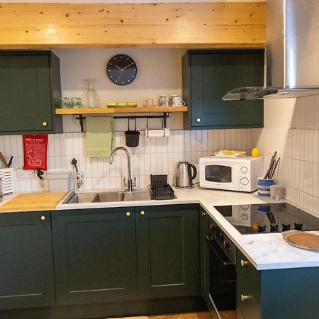 Amarelo Apartment, Central Charlbury, 1 Super King Bed Екстериор снимка
