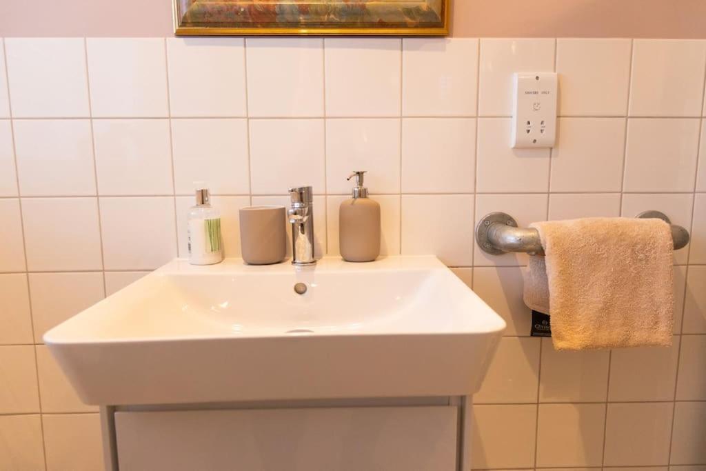 Amarelo Apartment, Central Charlbury, 1 Super King Bed Екстериор снимка