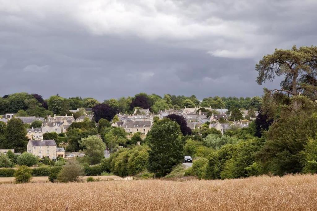 Amarelo Apartment, Central Charlbury, 1 Super King Bed Екстериор снимка
