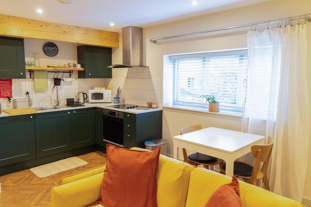 Amarelo Apartment, Central Charlbury, 1 Super King Bed Екстериор снимка