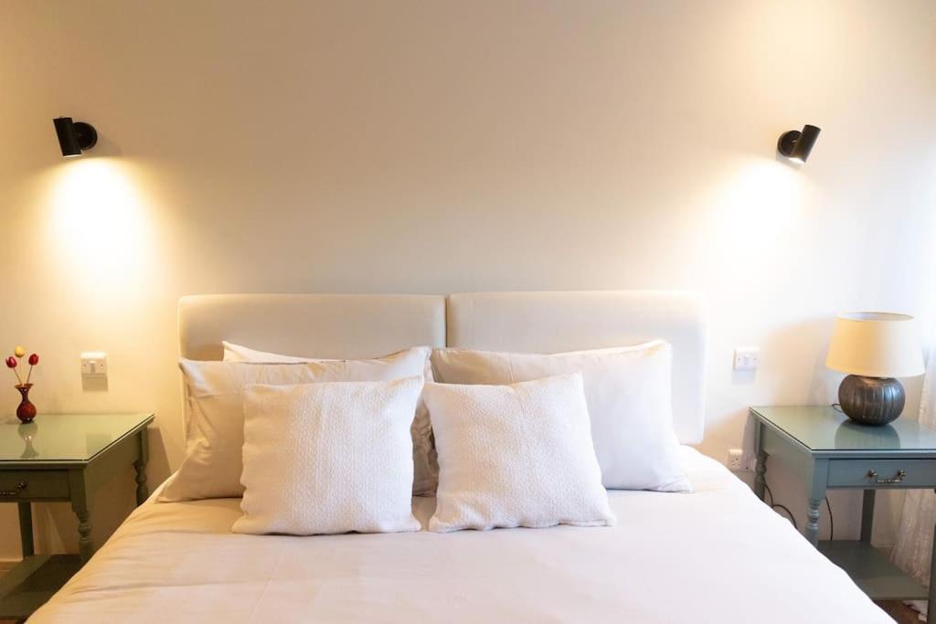Amarelo Apartment, Central Charlbury, 1 Super King Bed Екстериор снимка