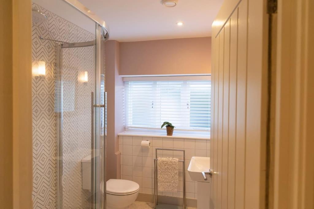 Amarelo Apartment, Central Charlbury, 1 Super King Bed Екстериор снимка