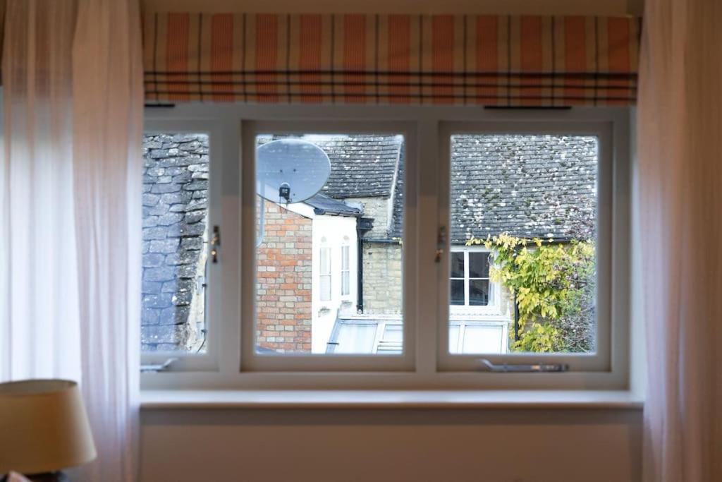 Amarelo Apartment, Central Charlbury, 1 Super King Bed Екстериор снимка
