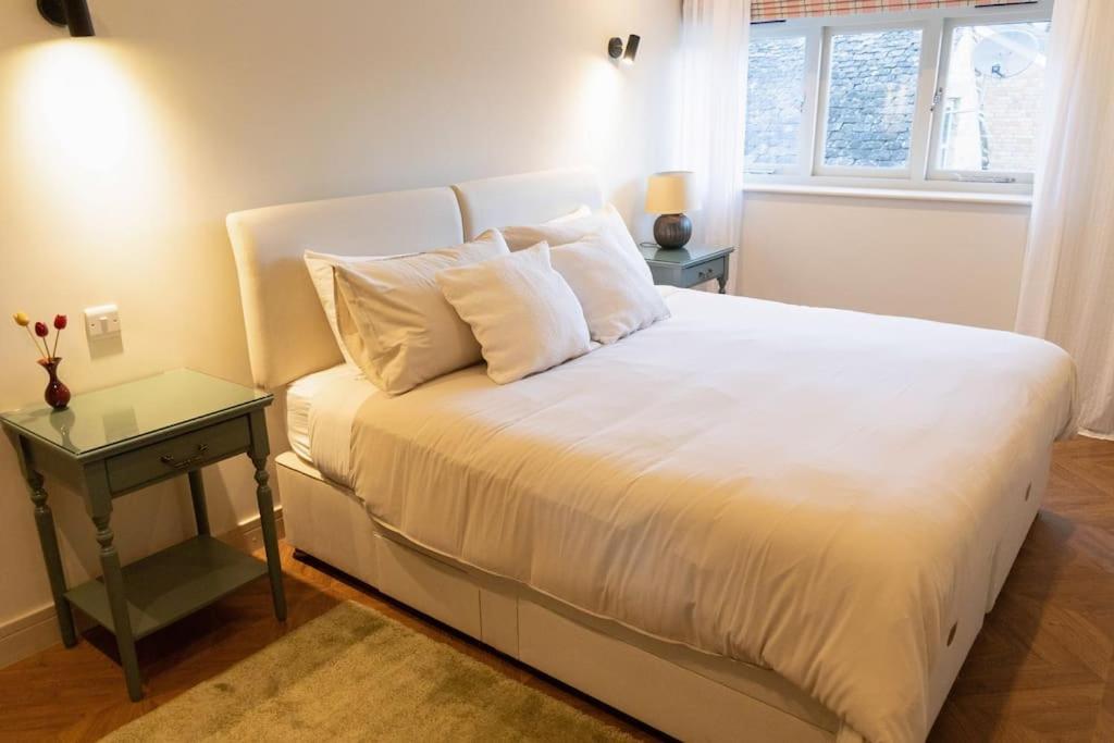 Amarelo Apartment, Central Charlbury, 1 Super King Bed Екстериор снимка