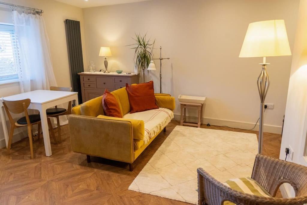 Amarelo Apartment, Central Charlbury, 1 Super King Bed Екстериор снимка