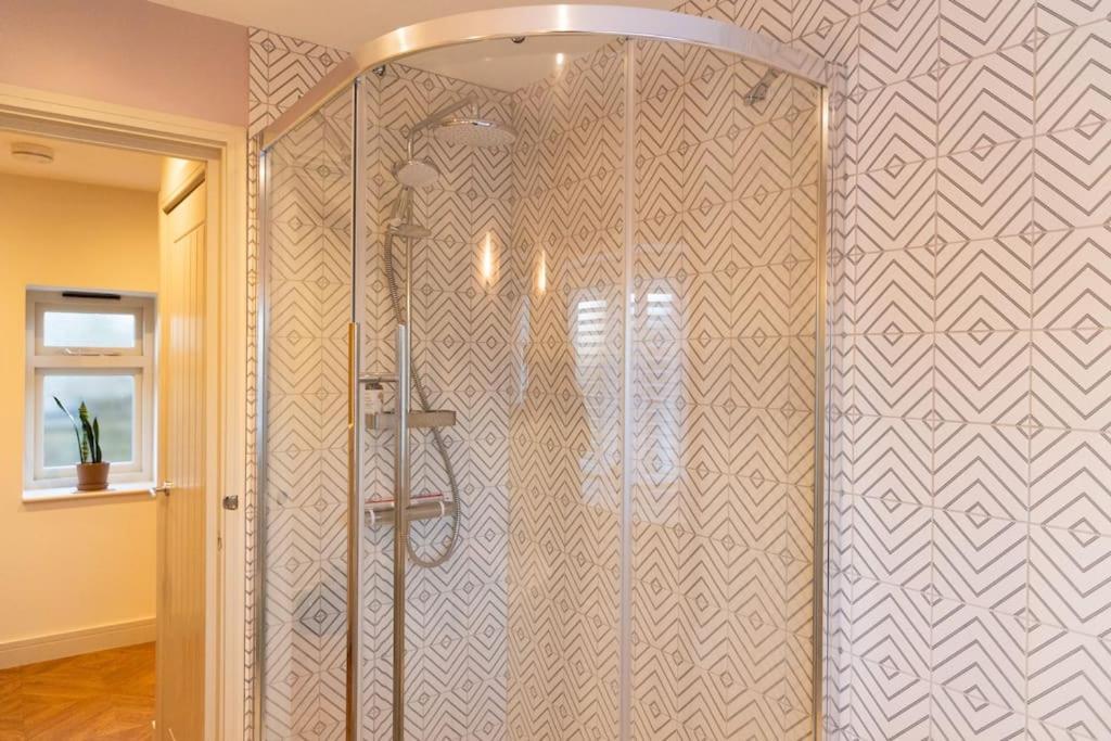 Amarelo Apartment, Central Charlbury, 1 Super King Bed Екстериор снимка